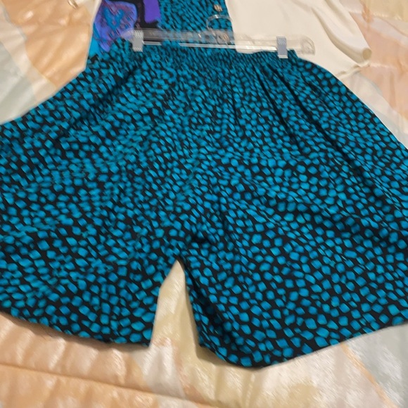 2 piece Skortch and blouse - Picture 2 of 2